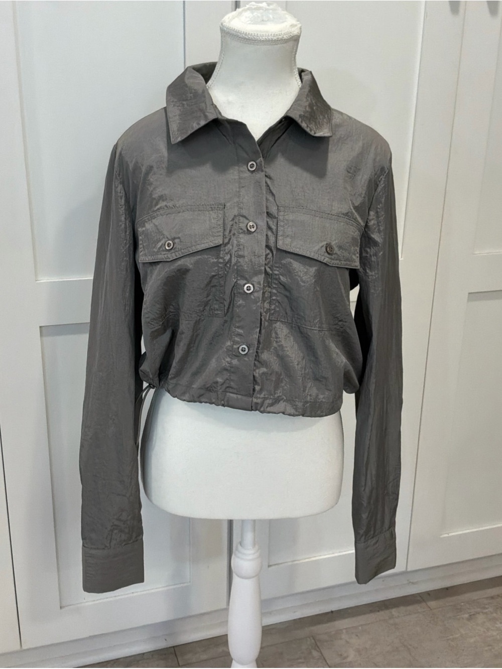 NWT Forever 21 Women’s Grey Tie Hem Long Sleeve Cropped Button Down Shirt Top S